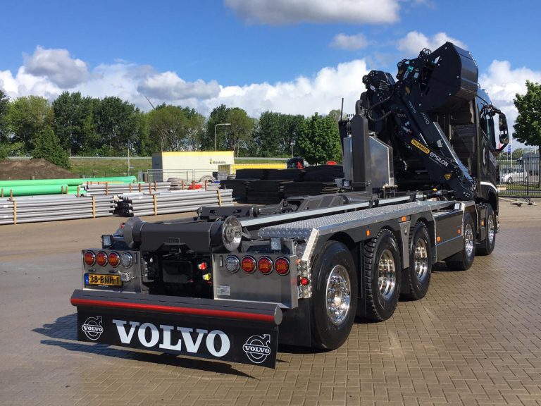 Gezet spatscherm gemonteerd op vrachtwagen achterkant
